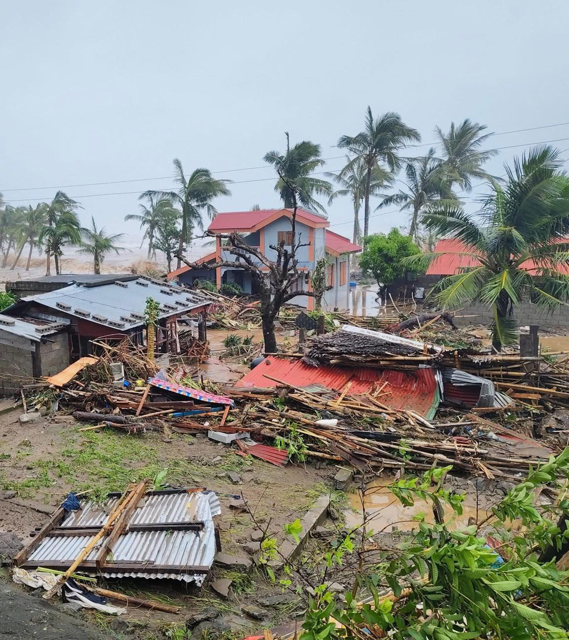 Ein zerstörtes Gebiet, das am 09.11.2025 vom Taifun Fung-Wong in der Provinz Catanduanes auf den Philippinen heimgesucht wurde. 