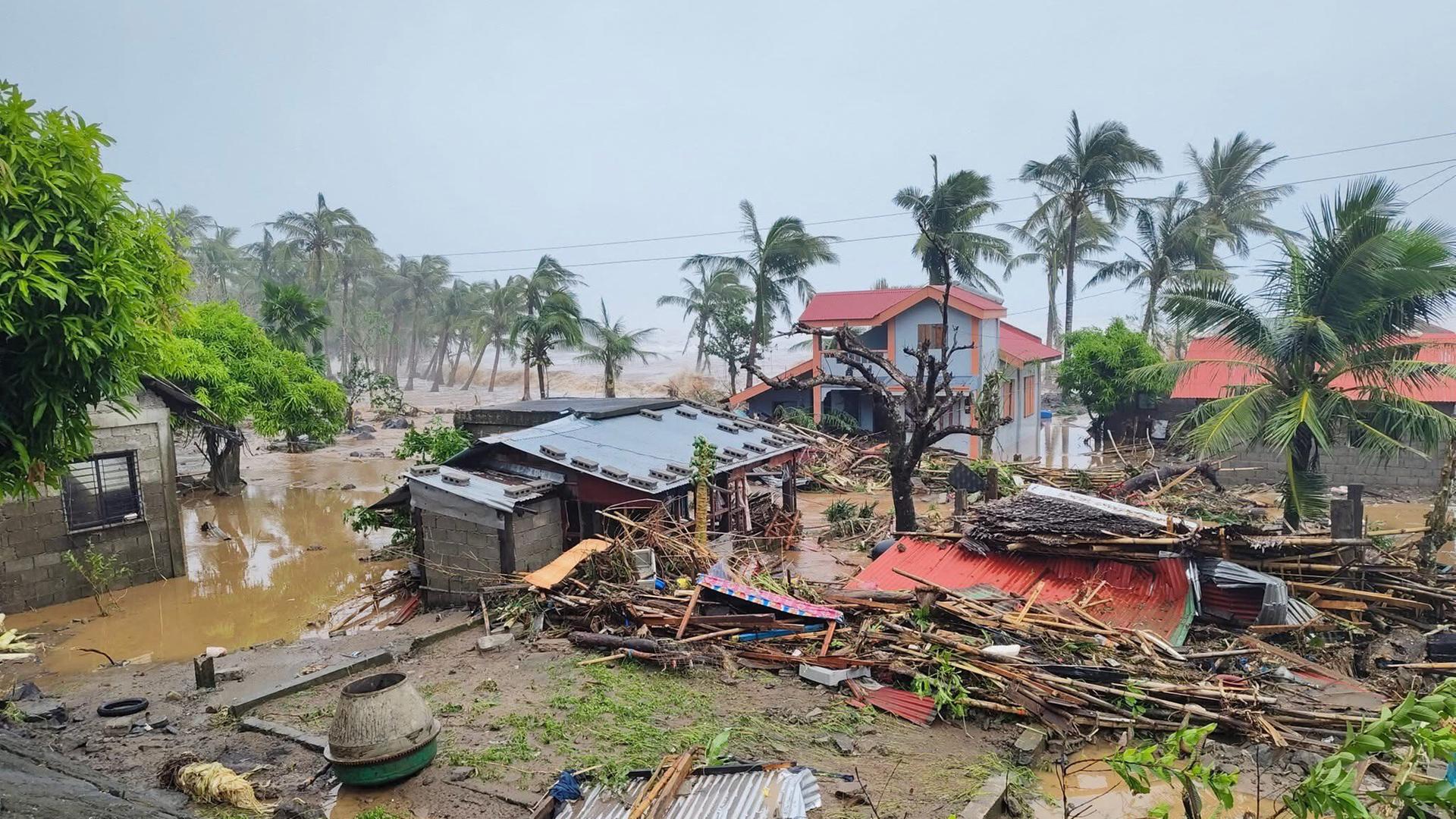 Ein zerstörtes Gebiet, das am 09.11.2025 vom Taifun Fung-Wong in der Provinz Catanduanes auf den Philippinen heimgesucht wurde. 