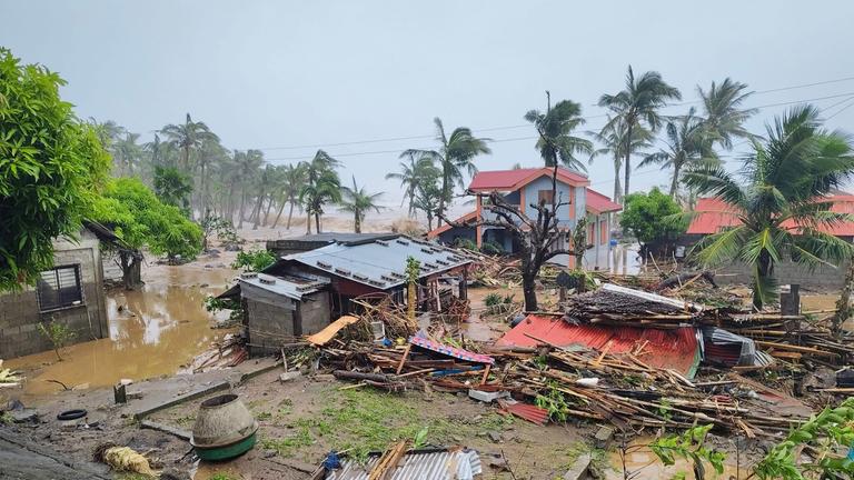 Ein zerstörtes Gebiet, das am 09.11.2025 vom Taifun Fung-Wong in der Provinz Catanduanes auf den Philippinen heimgesucht wurde. 