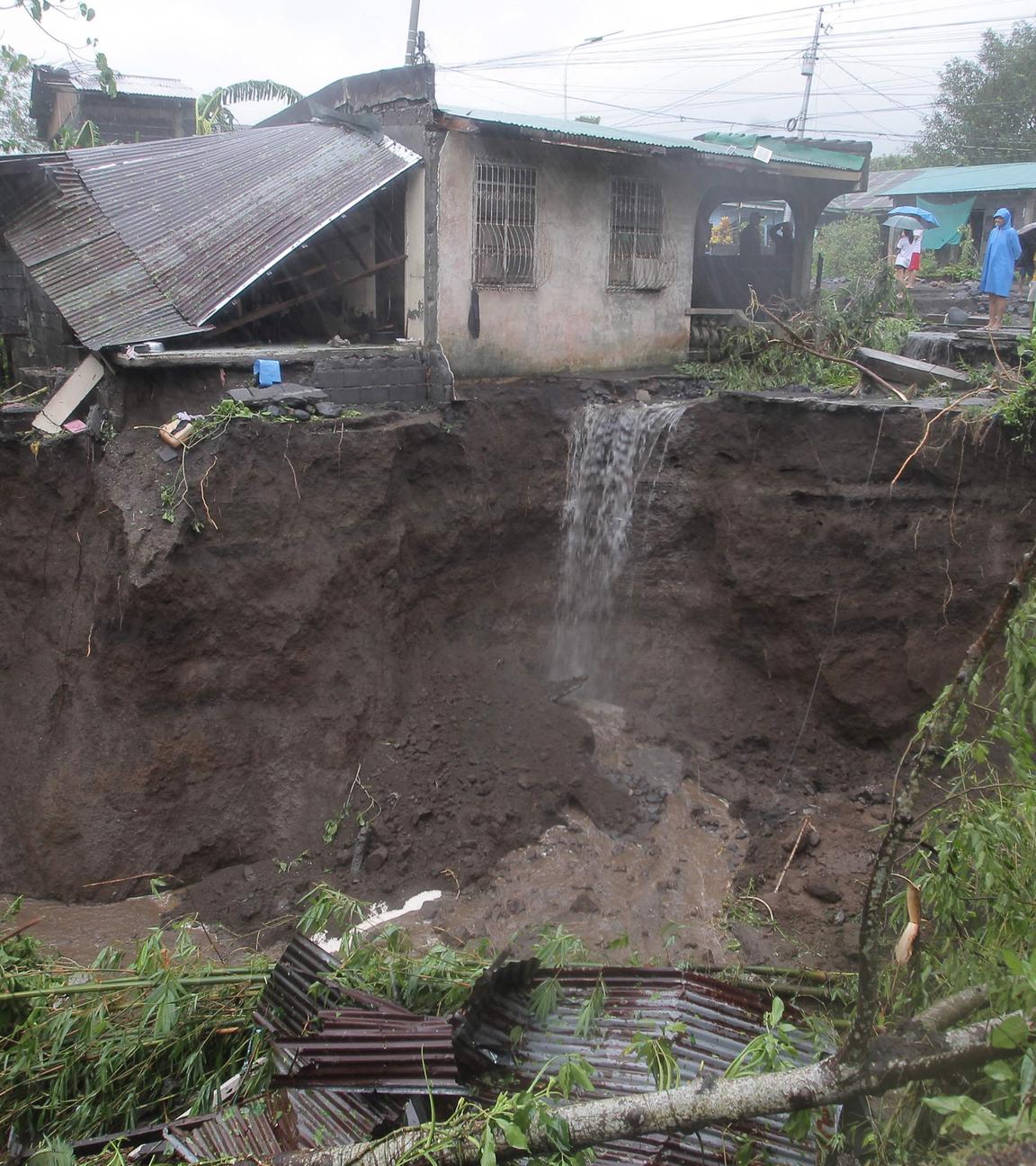 Ein Mann betrachtet am 09.11.2025 ein von einem Erdrutsch betroffenes Wohngebiet in der Stadt Guinobatan in der Provinz Albay südlich von Manila, nachdem der Supertaifun Fung-wong heftige Regenfälle verursacht hatte. 