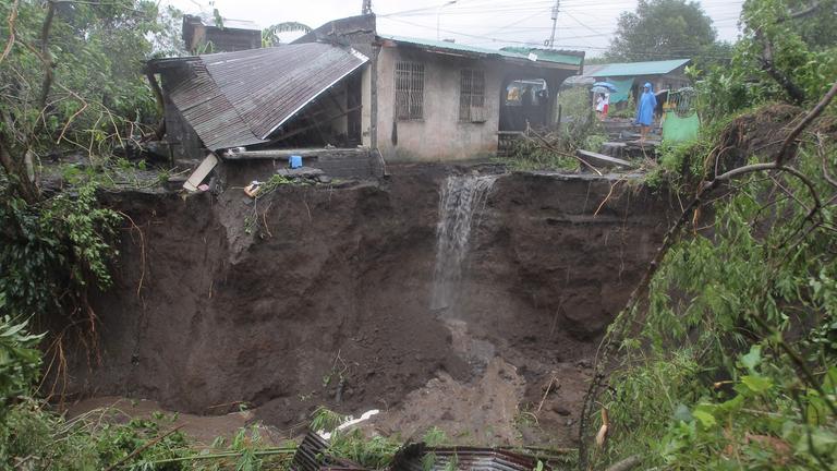 Ein Mann betrachtet am 09.11.2025 ein von einem Erdrutsch betroffenes Wohngebiet in der Stadt Guinobatan in der Provinz Albay südlich von Manila, nachdem der Supertaifun Fung-wong heftige Regenfälle verursacht hatte. 