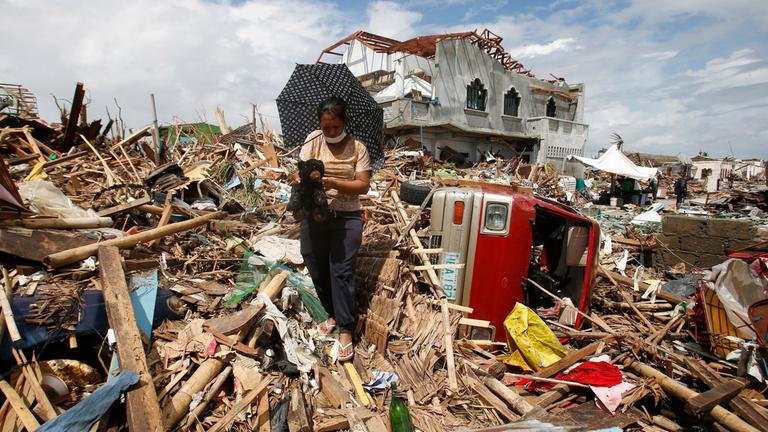 Das Bild zeigt zerstörte Häuser auf den Philippinen nach dem Taifun Haiyan.