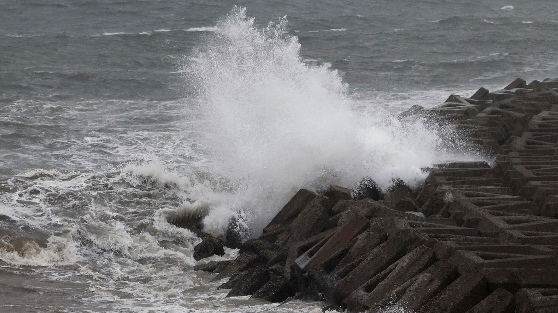  Hohe Wellen treffen auf ein Küstengebiet in Kagoshima, Präfektur Kagoshima, Westjapan, Donnerstag, 29. August 2024, während sich ein Taifun nähert.