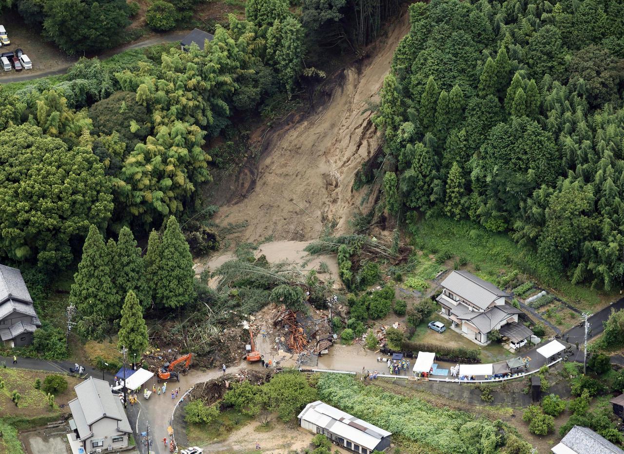 Dieses Luftbild zeigt den Erdrutsch in Gamagori in der Präfektur Aichi. Vor dem Eintreffen des Taifuns verursachte starker Regen einen Erdrutsch, der ein Haus im Stadtzentrum von Gamagori unter sich begrub.