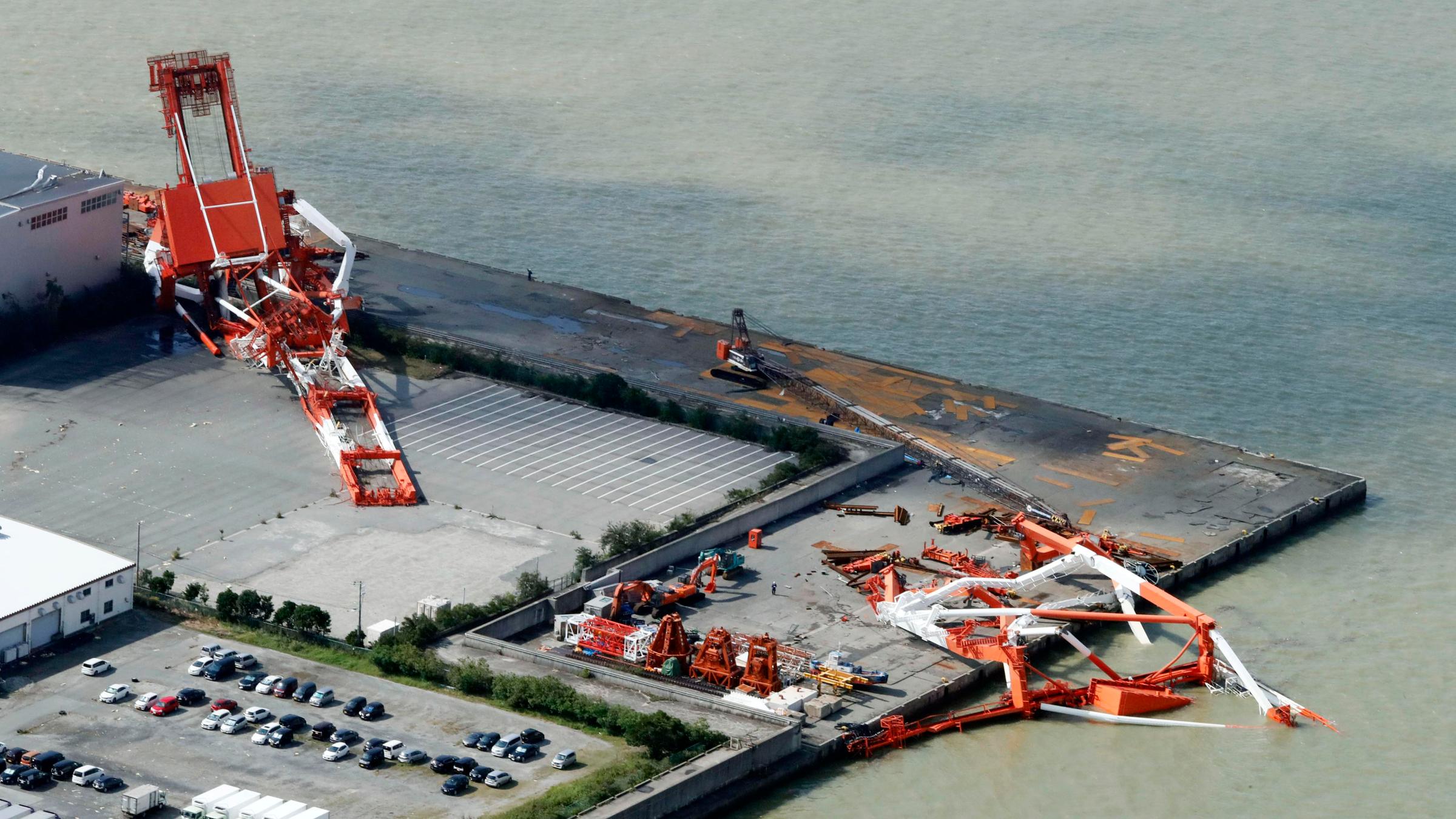 Große Hafenkräne liegen in Trümmern, nachdem Taifun "Jebi" am 4.8.2018 in Japan wütete.