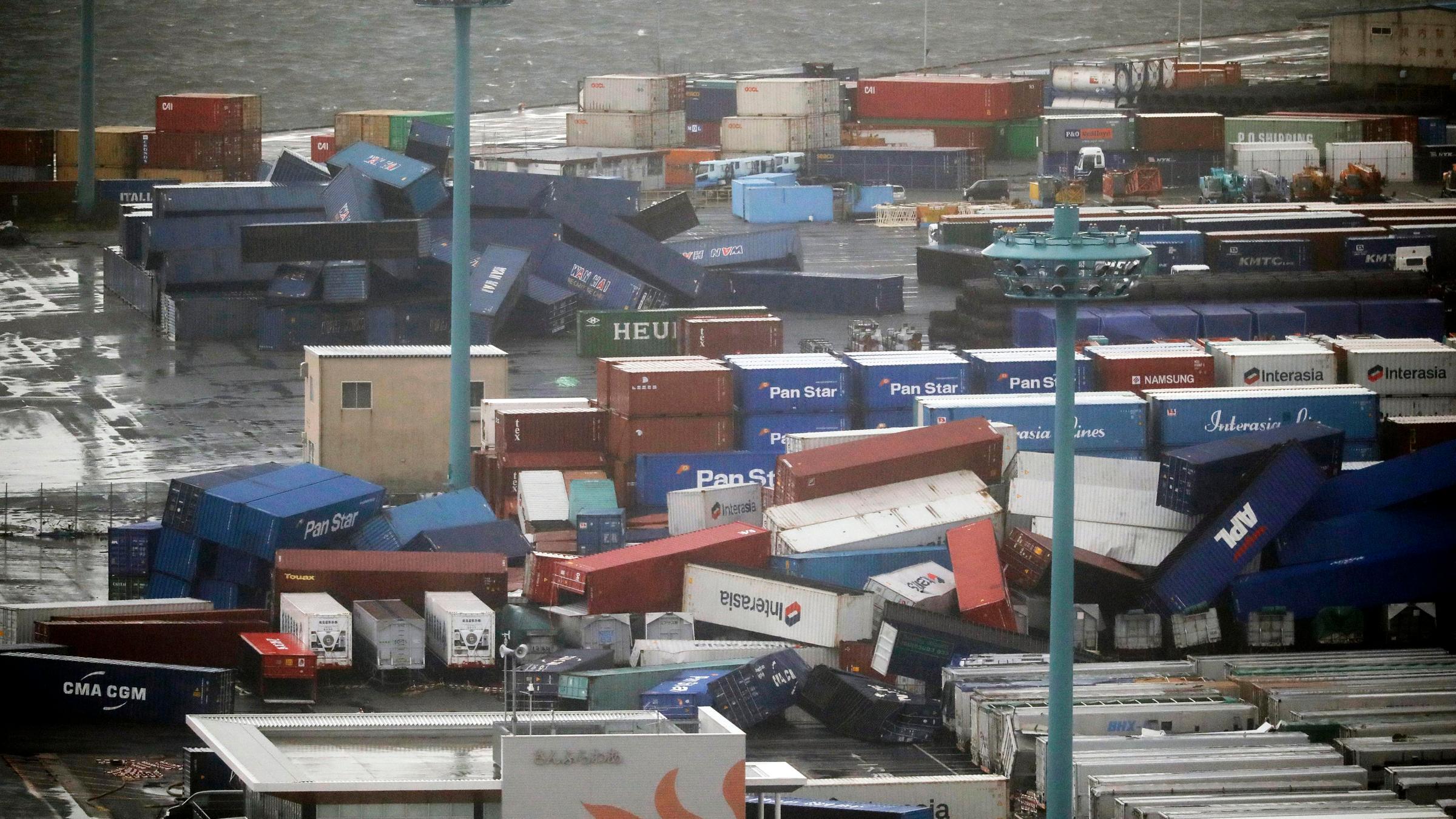 Überall liegen umgestürzte Container am Hafen von Osaka am 4.9.2018