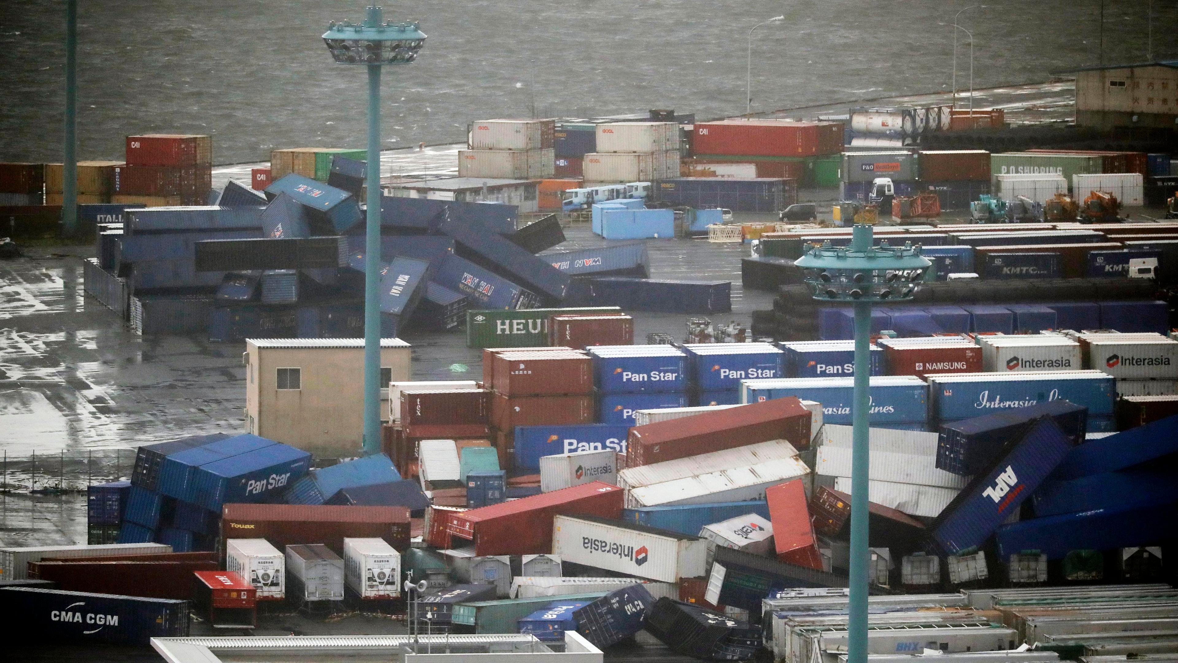 Überall liegen umgestürzte Container am Hafen von Osaka am 4.9.2018