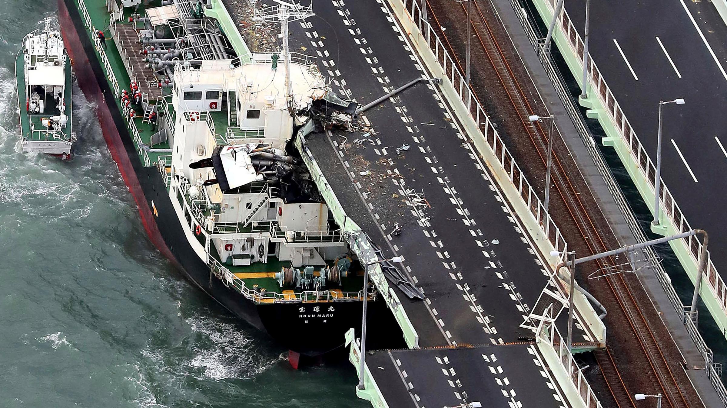 Ein Tankschiff ist vom Taifun Jebi am 4.8.2018 gegen eine Autobahnbrücke getrieben worden und hat diese zerstört.