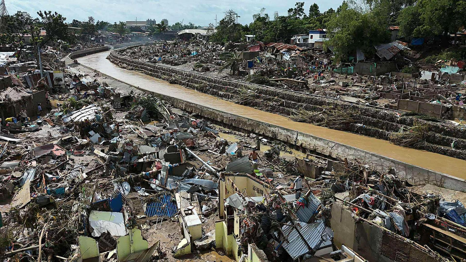 Einwohner kehren in ihre beschädigten Häuser zurück, nachdem der Taifun Kalmaegi Verwüstungen in Gemeinden entlang des Mananga-Flusses angerichtet hat