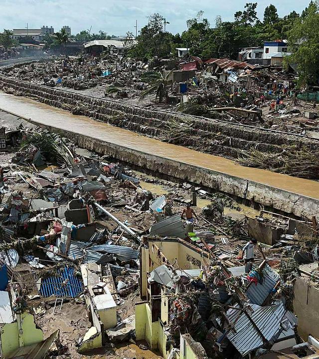 Einwohner kehren in ihre beschädigten Häuser zurück, nachdem der Taifun Kalmaegi Verwüstungen in Gemeinden entlang des Mananga-Flusses angerichtet hat