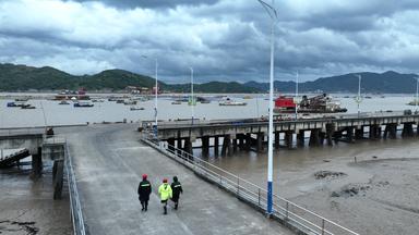 11.07.2026, China, Fuding: Dorfbeamte und Rettungskräfte gehen bei einem Patrouilleneinsatz in der südostchinesischen Provinz Fujian.