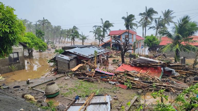 Durch den Taifun zerstörte Häuser auf den Philippinen