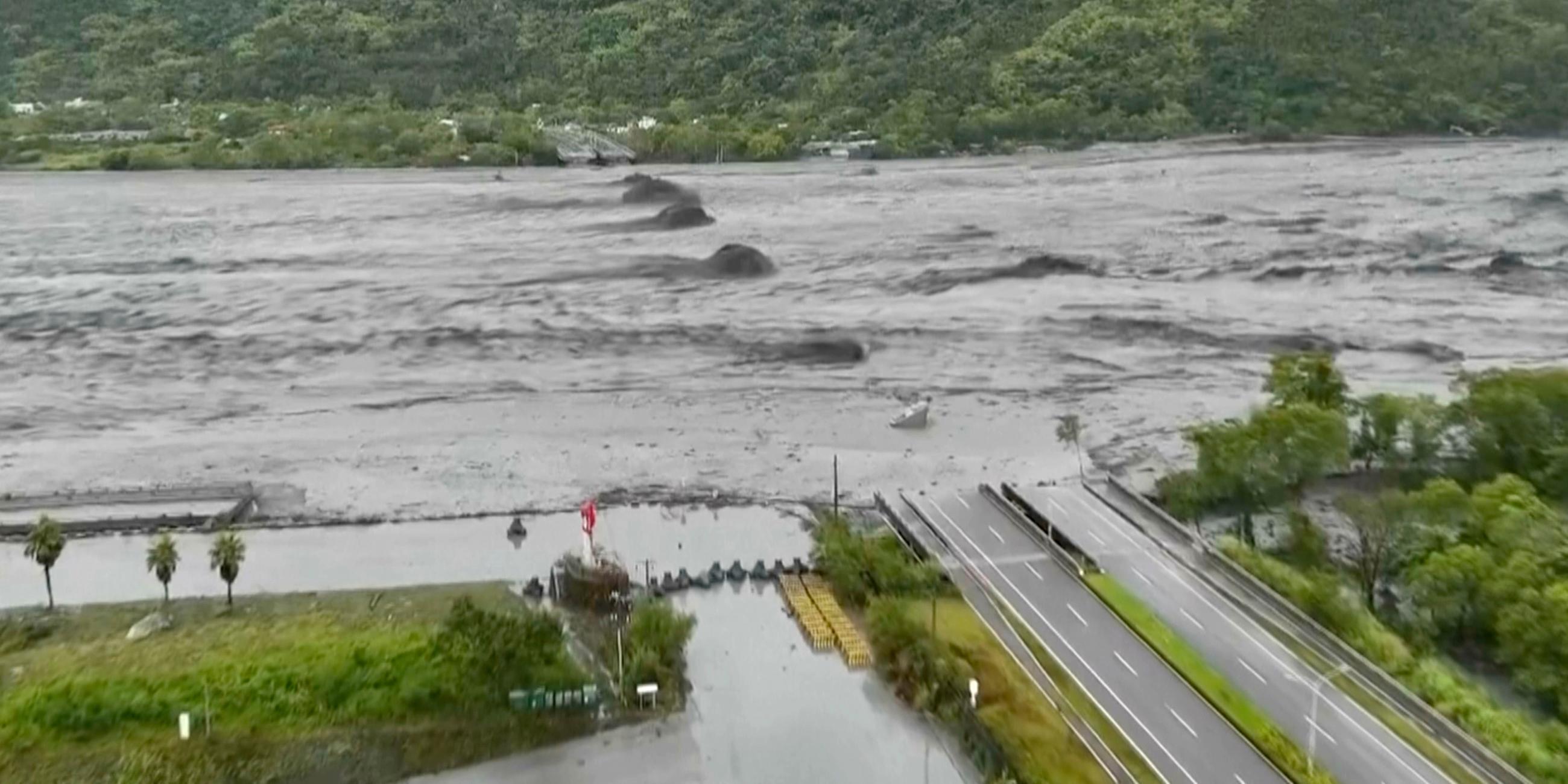 Das Standbild aus einem mit einer Drohne aufgenommenem Video, das von Dong Wen Transports zur Verfügung gestellt wurde, zeigt die verbleibenden Pfeiler der Mataian-Brücke, nachdem diese während des Taifuns Super Typhoon «Ragasa», der über Hualien im Osten Taiwans hinwegzog, zusammengebrochen war. 