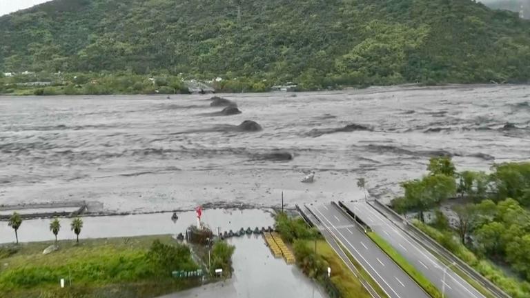 Das Standbild aus einem mit einer Drohne aufgenommenem Video, das von Dong Wen Transports zur Verfügung gestellt wurde, zeigt die verbleibenden Pfeiler der Mataian-Brücke, nachdem diese während des Taifuns Super Typhoon «Ragasa», der über Hualien im Osten Taiwans hinwegzog, zusammengebrochen war. 