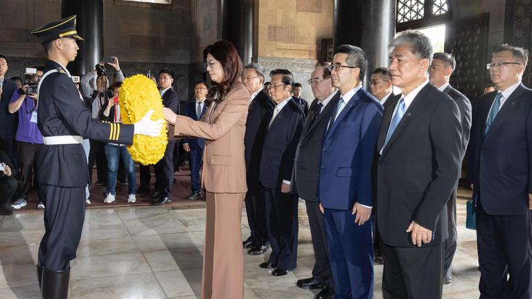 MT-Vorsitzender Cheng Li-wun besucht China