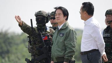 Der taiwanesische Präsident Lai Ching-te beobachtet die taiwanesische Marine bei Übungen zu Küstenangriffen und Küstenverteidigung im Rahmen der jährlichen Militärübungen.