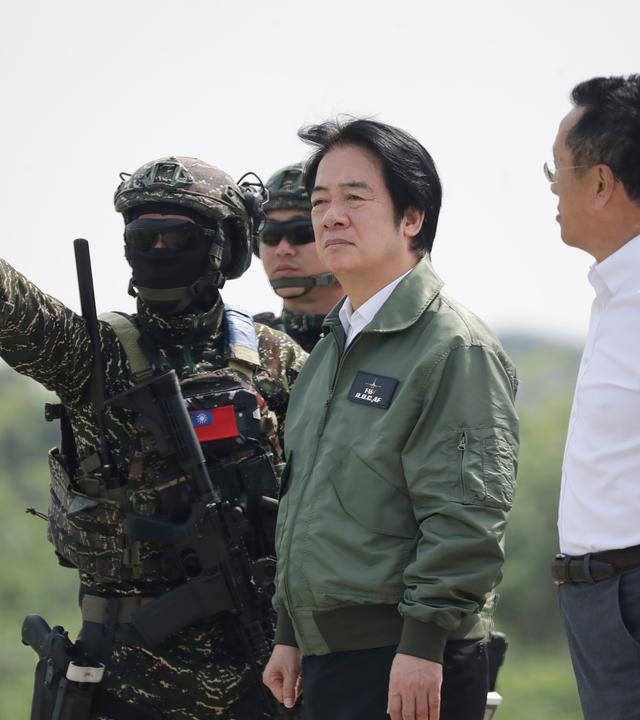 Der taiwanesische Präsident Lai Ching-te beobachtet die taiwanesische Marine bei Übungen zu Küstenangriffen und Küstenverteidigung im Rahmen der jährlichen Militärübungen.