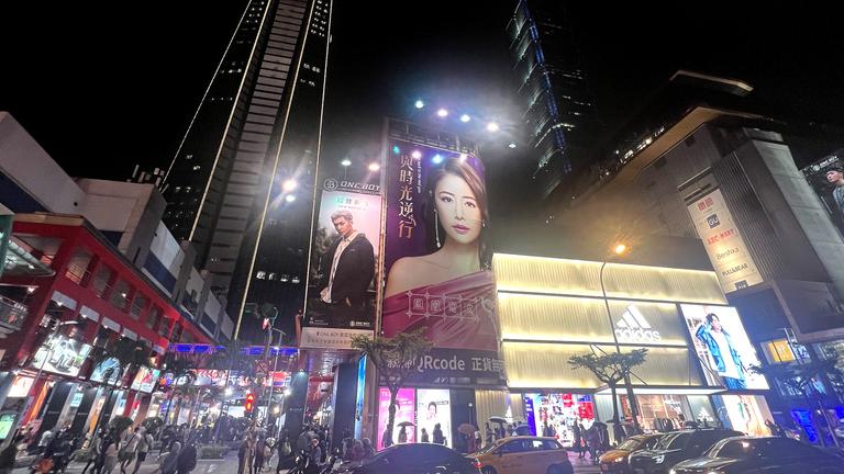 Die Skyline der taiwanesischen Hauptstadt Taipeh bei Nacht.
