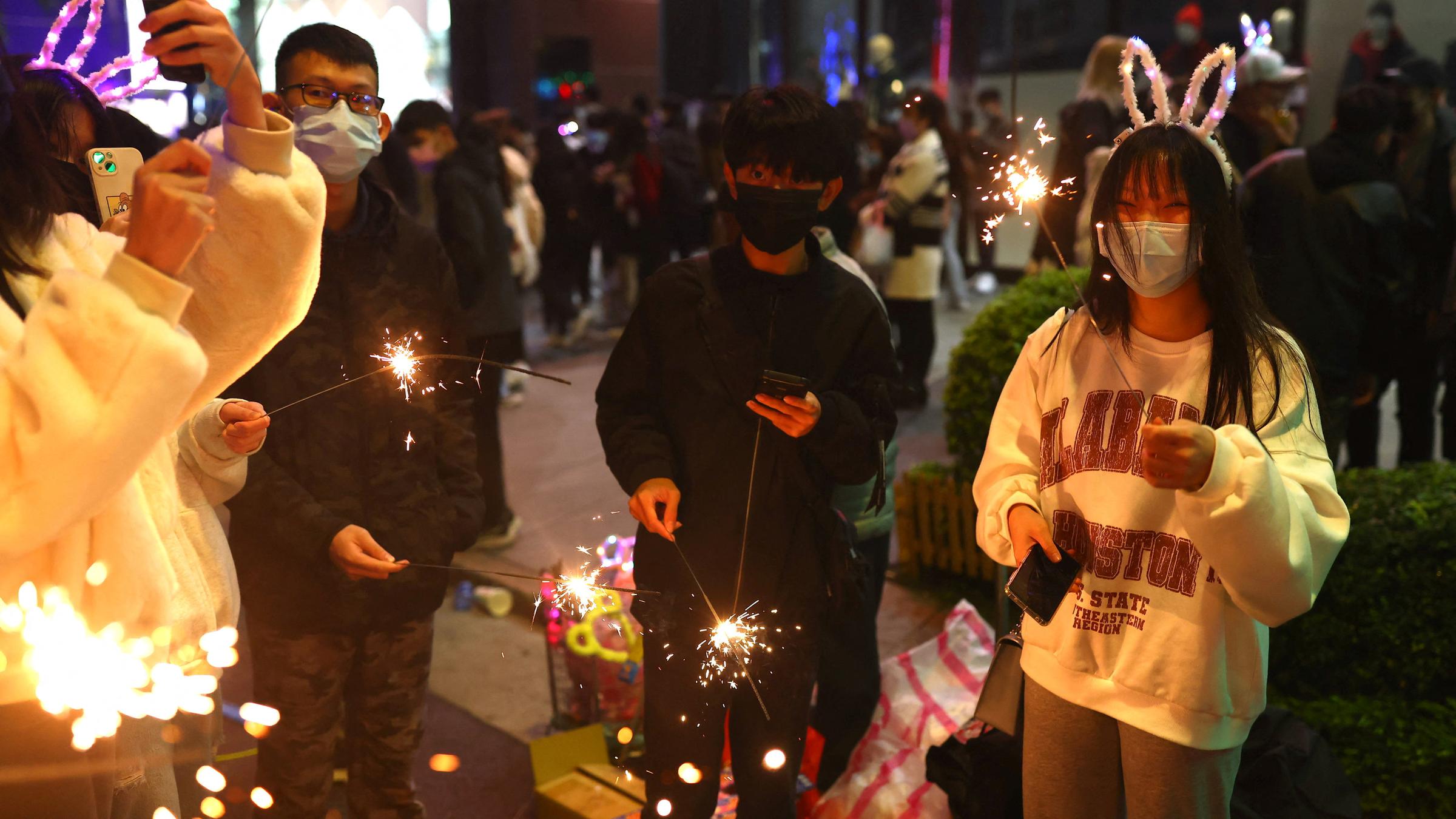 Menschen in Taipeh feiern Silvester