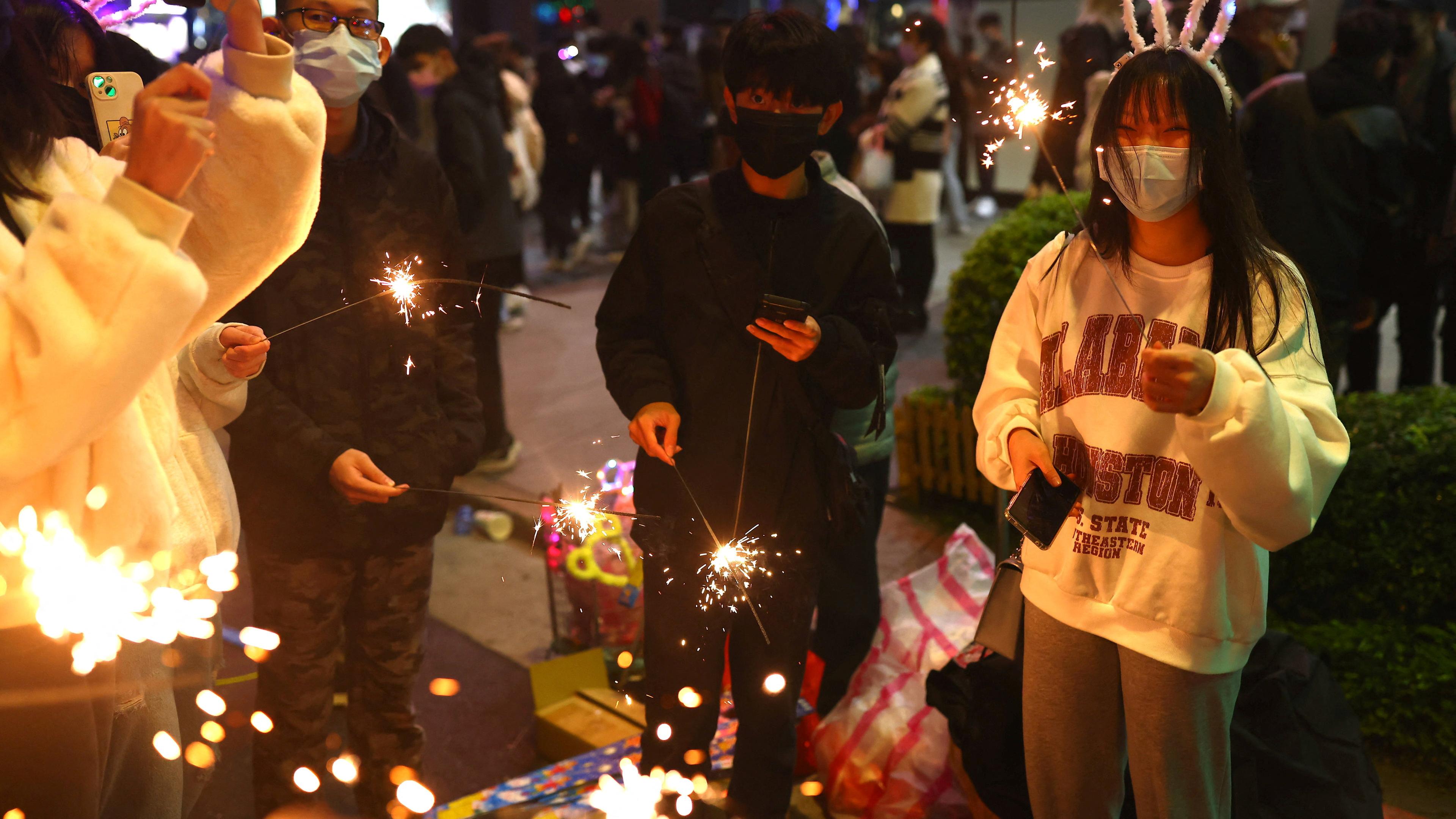 Menschen in Taipeh feiern Silvester