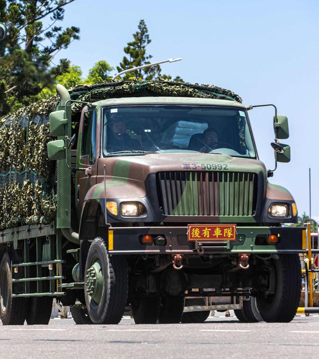 Ein Lastwagen mit Tarnnetz bei der Übung "Han Kuang" des Taiwanischen Militärs