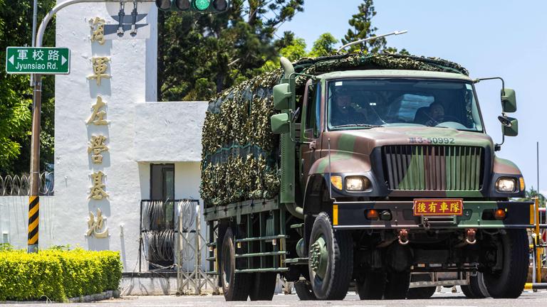 Ein Lastwagen mit Tarnnetz bei der Übung "Han Kuang" des Taiwanischen Militärs