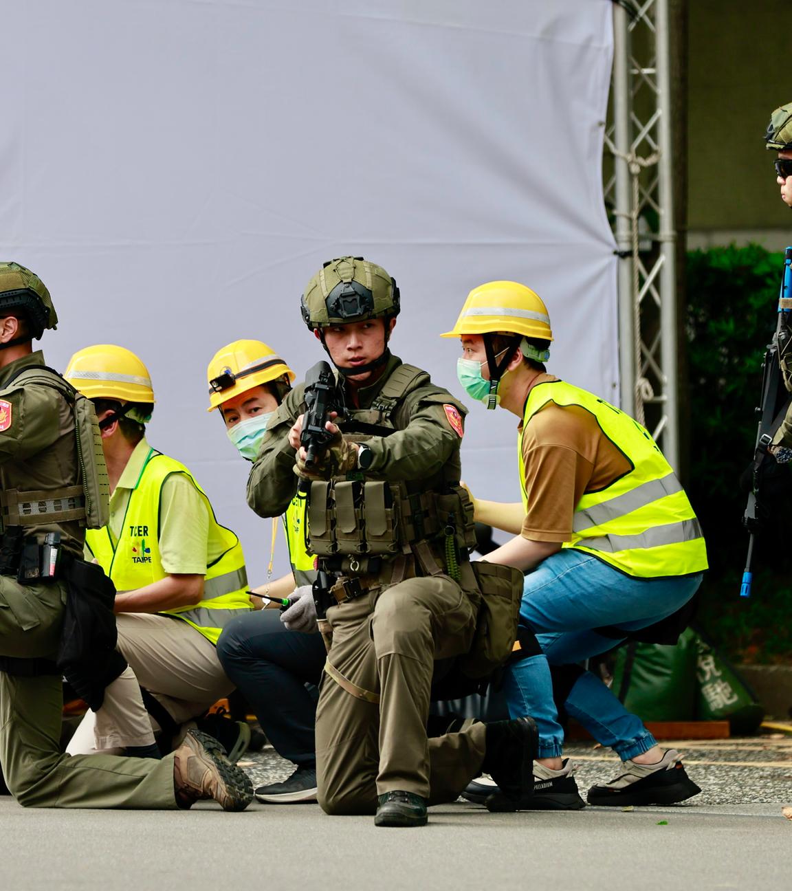 Rettungskräfte und Freiwillige sichern eine Telekommunikationsanlage, während sie nach der Luftschutzübung im Rahmen der jährlichen Han-Kuang-Militärübungen in Taipeh, Taiwan