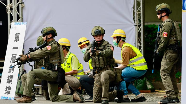 Rettungskräfte und Freiwillige sichern eine Telekommunikationsanlage, während sie nach der Luftschutzübung im Rahmen der jährlichen Han-Kuang-Militärübungen in Taipeh, Taiwan