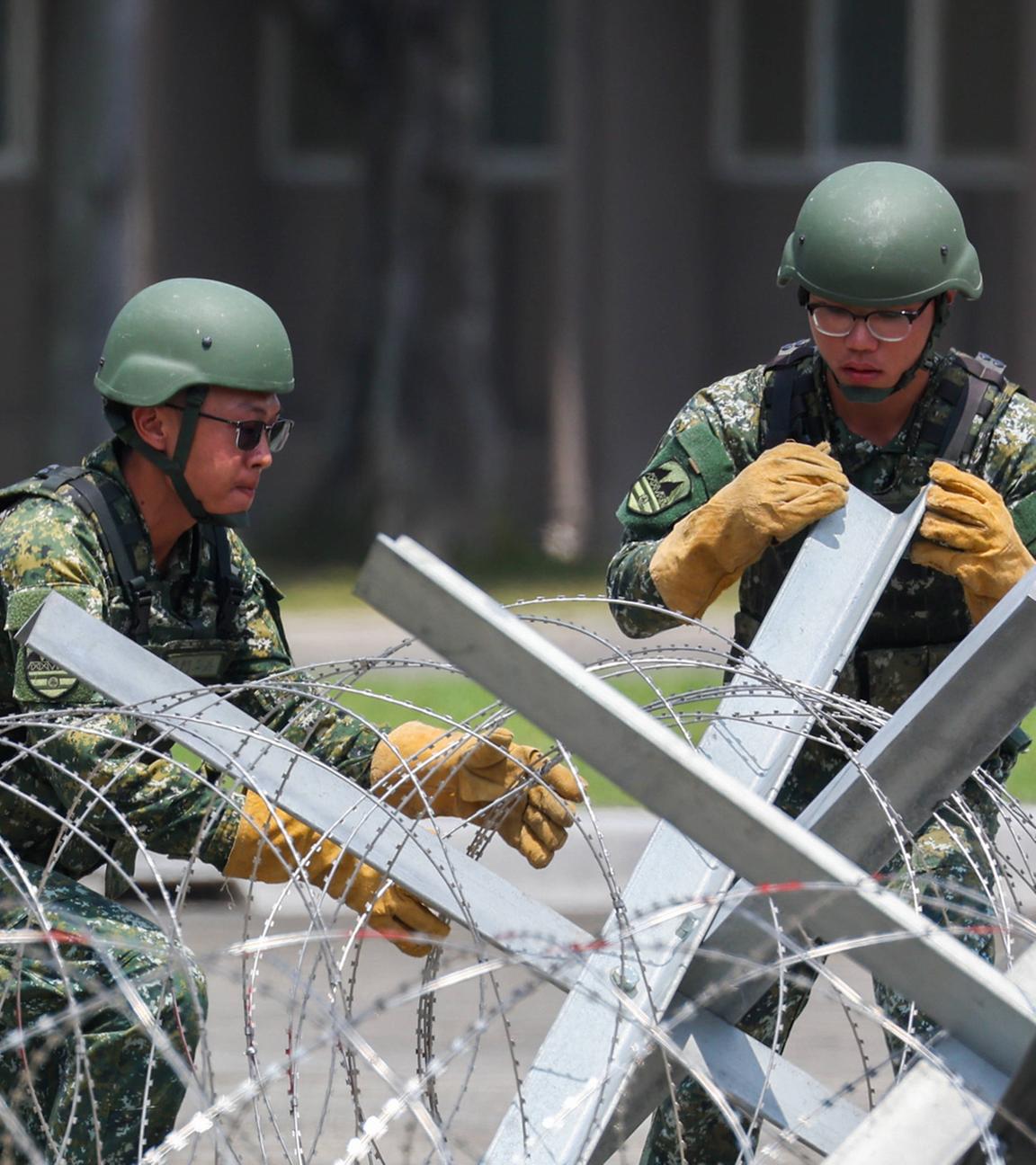 Taiwanesische Soldaten üben das Aufstellen von Sperranlagen bei einem Truppenbesuch von Präsident William Lai (Lai Ching-te) auf einem Militärstützpunkt in Kaohsiung, Taiwan.