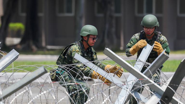 Taiwanesische Soldaten üben das Aufstellen von Sperranlagen bei einem Truppenbesuch von Präsident William Lai (Lai Ching-te) auf einem Militärstützpunkt in Kaohsiung, Taiwan.