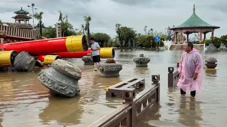 Taiwan, Tainan: Anwohner inspizieren eine zerstörte Tempelanlage