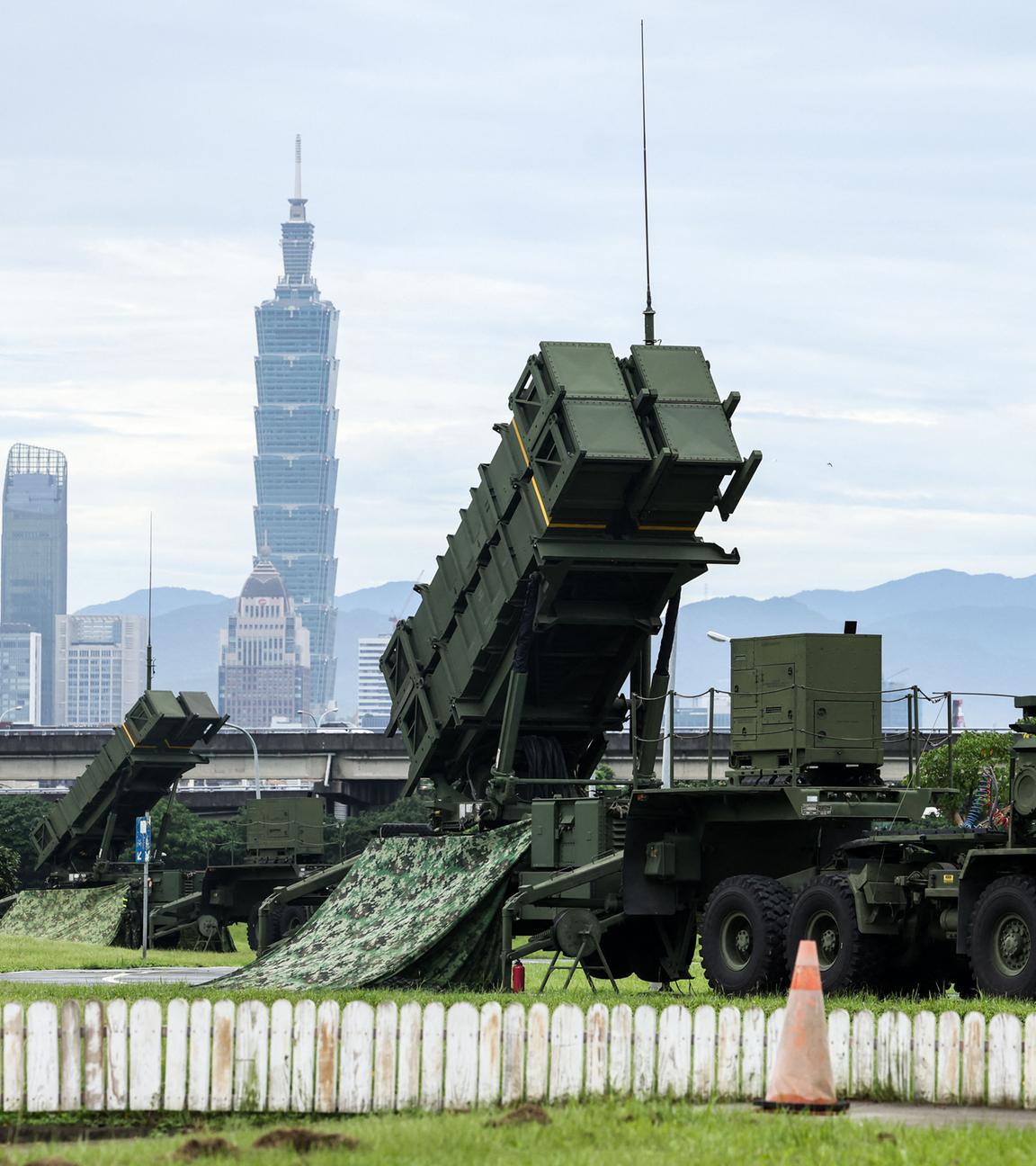 Am 11. Juli 2025, dem vierten Tag der Militärübung Han Kuang, wird in einem Park in Taipeh ein Patriot-Raketensystem der Luftwaffe stationiert.
