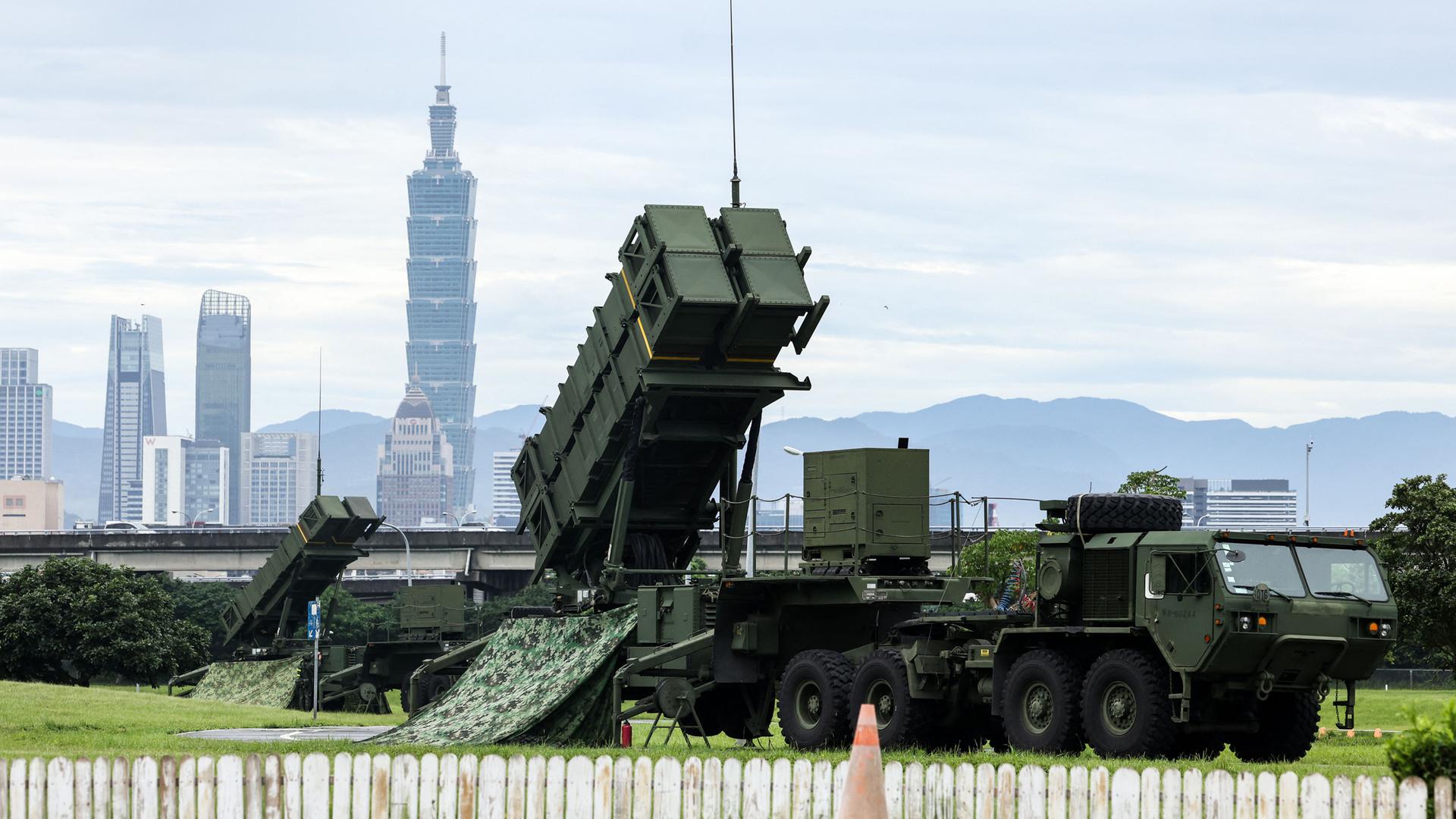 Am 11. Juli 2025, dem vierten Tag der Militärübung Han Kuang, wird in einem Park in Taipeh ein Patriot-Raketensystem der Luftwaffe stationiert.