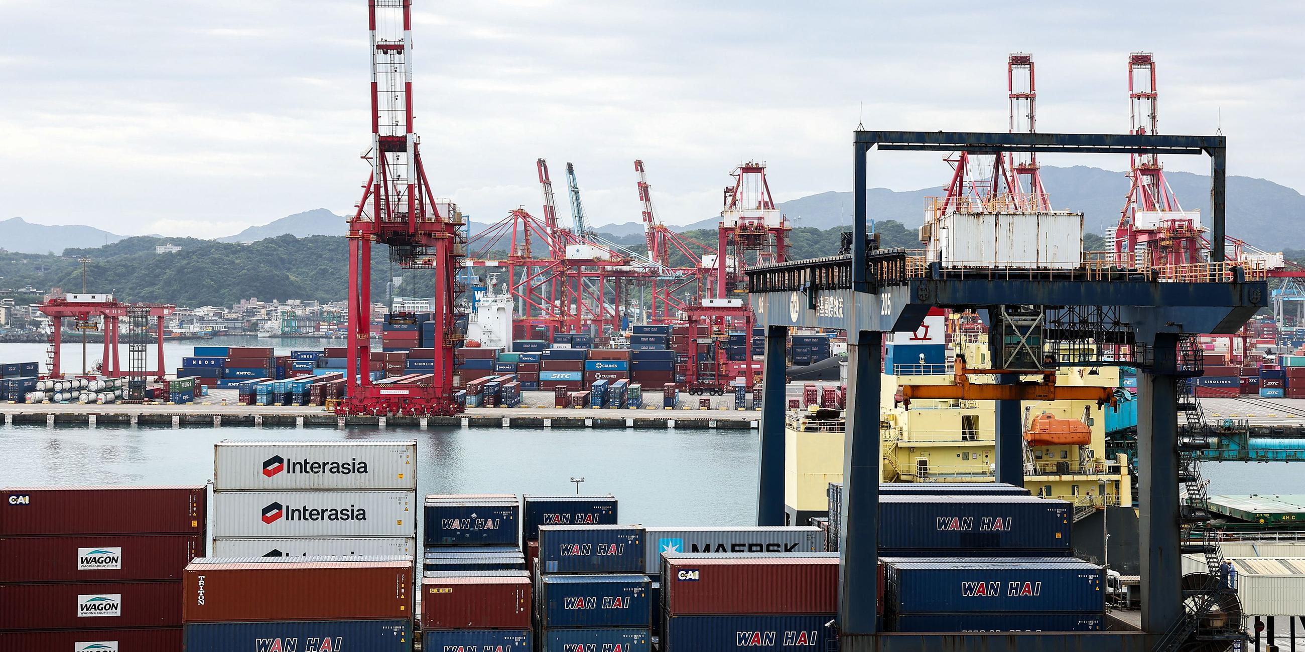 Container und Kräne im Hafen von Keelung am 03.04.2025