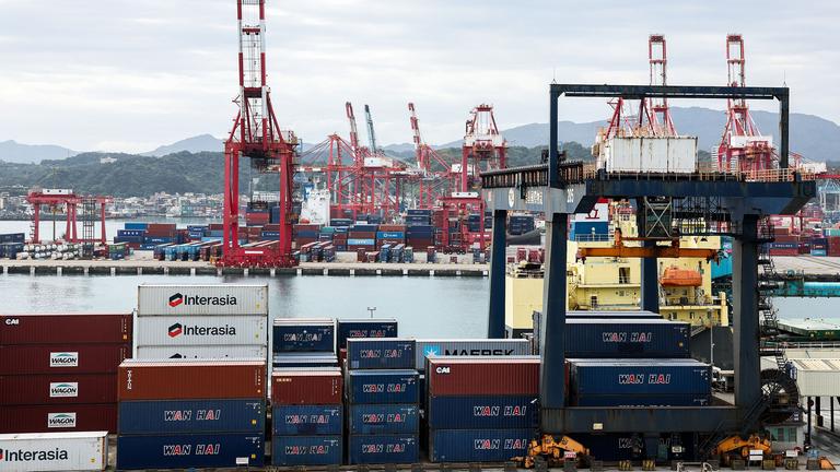 Container und Kräne im Hafen von Keelung am 03.04.2025