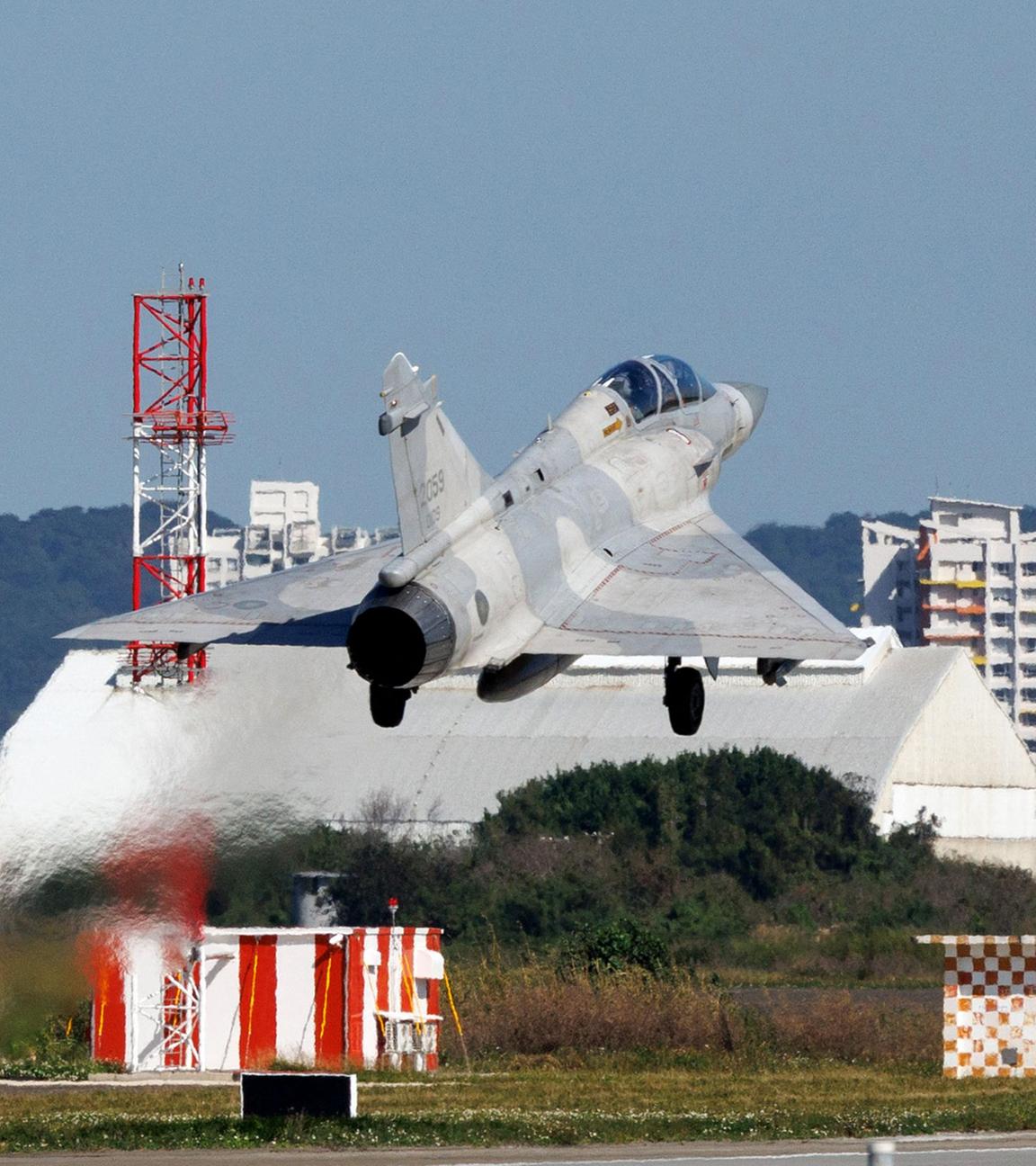 Ein Mirage-2000-Kampfflugzeug der taiwanesischen Luftwaffe startet am 29.12.2025 vom Luftwaffenstützpunkt Hsinchu in Hsinchu.