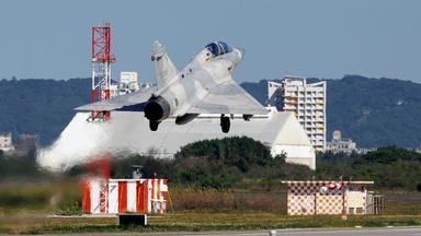 Ein Mirage-2000-Kampfflugzeug der taiwanesischen Luftwaffe startet am 29.12.2025 vom Luftwaffenstützpunkt Hsinchu in Hsinchu.