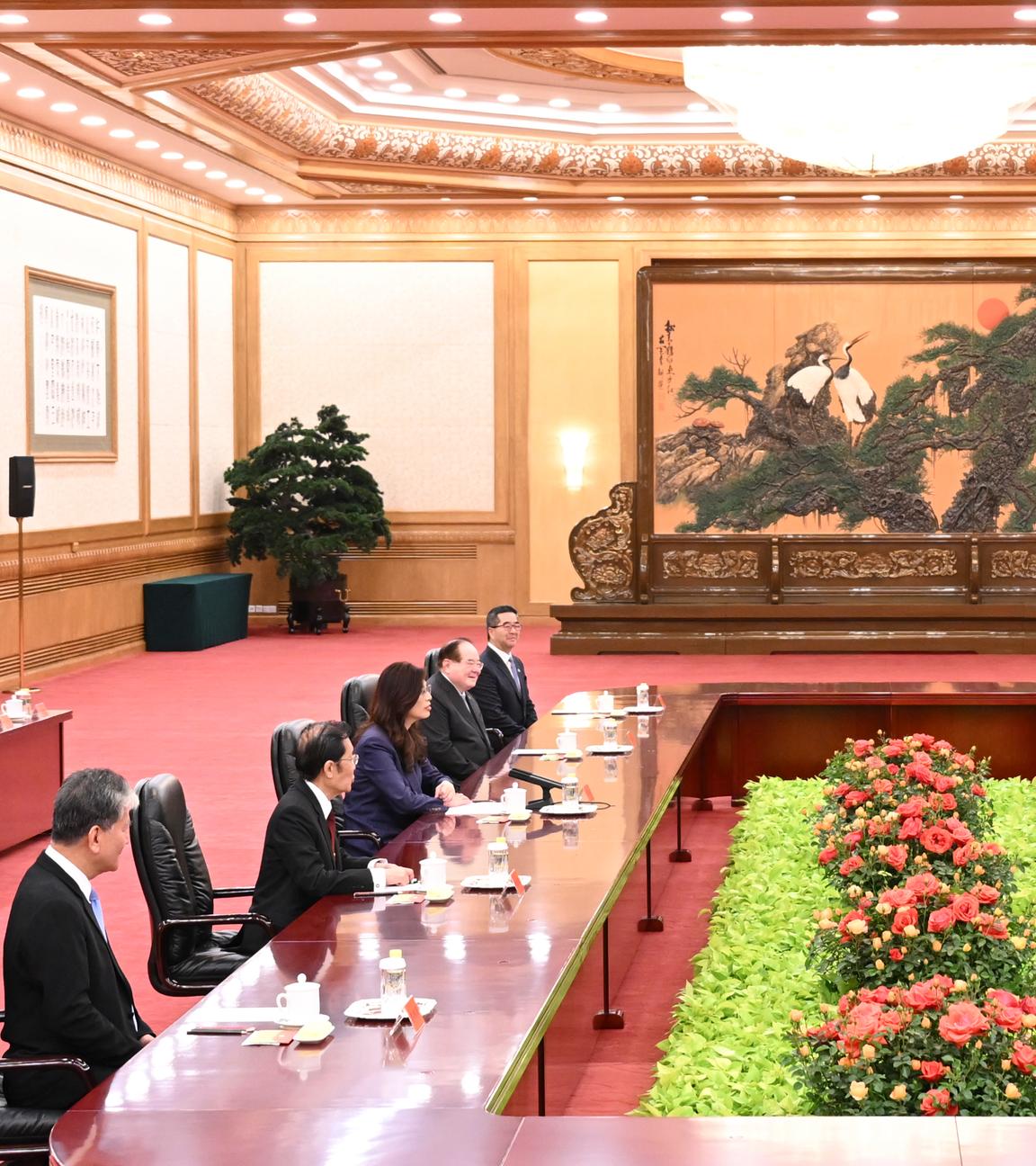 Xi Jinping (3.v.r), Chinas Staats- und Parteichef, trifft sich mit einer Delegation von Taiwans Oppositionspartei Kuomintang (KMT) unter Leitung ihrer Vorsitzenden Cheng Li-wun (3.v.l) am 10.04.2026 in Peking, China.
