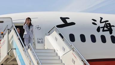 Taiwans Oppositionsführerin Cheng Li-wun trifft auf dem internationalen Flughafen Shanghai Hongqiao ein.