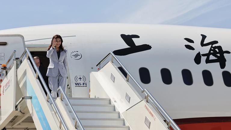 Taiwans Oppositionsführerin Cheng Li-wun trifft auf dem internationalen Flughafen Shanghai Hongqiao ein.