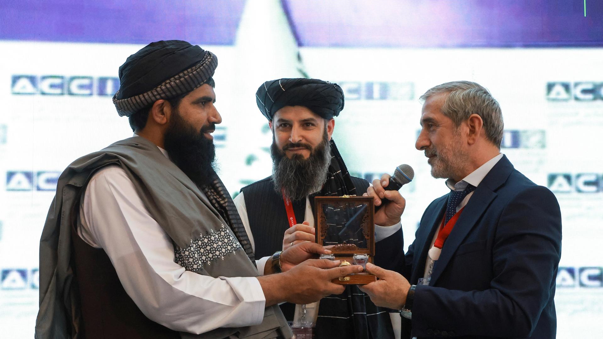 Badrutdin Magomedov, Präsident der Handels- und Industriekammer der russischen Republik Dagestan, und Abdul Hanan Omari, amtierender Arbeits- und Sozialminister der von den Taliban geführten afghanischen Regierung, nehmen an einer Geschenkeübergabezeremonie im St. Petersburg International Economic teil Forum (SPIEF) in Sankt Petersburg, Russland 5. 5. 2024. 