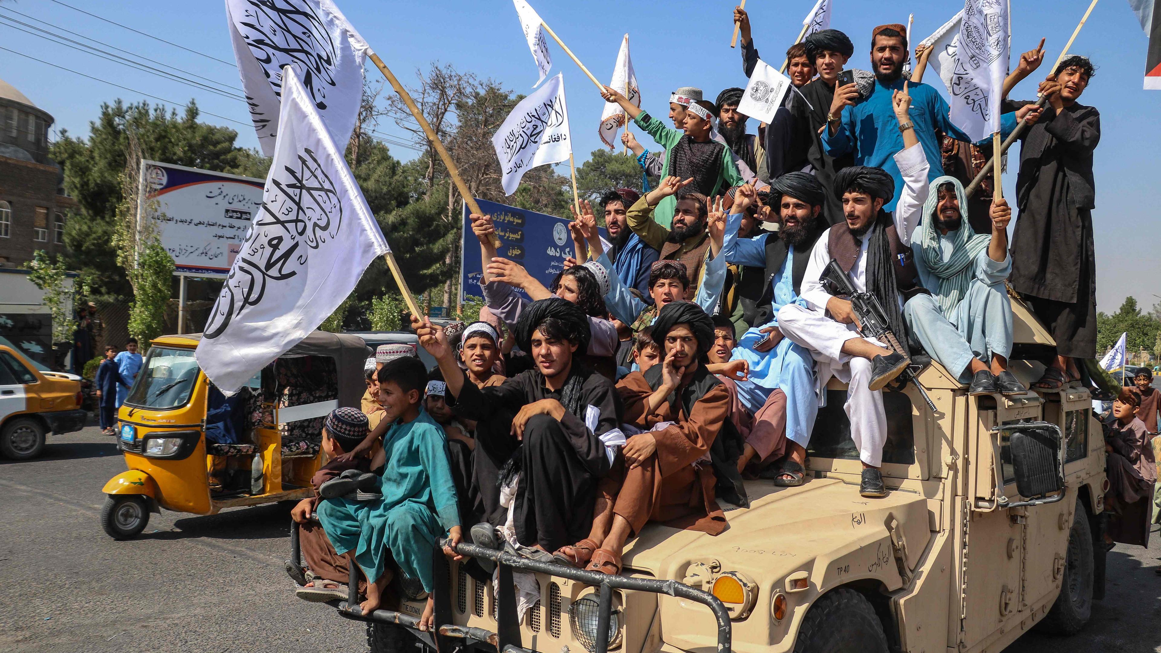 Ein Konvoi mit Sicherheitspersonal der Taliban fährt über die Straßen von Herat, Afghanistan zur Feier des dritten Jahrestags ihrer Machtübernahme.