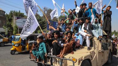 Ein Konvoi mit Sicherheitspersonal der Taliban fährt über die Straßen von Herat, Afghanistan zur Feier des dritten Jahrestags ihrer Machtübernahme.