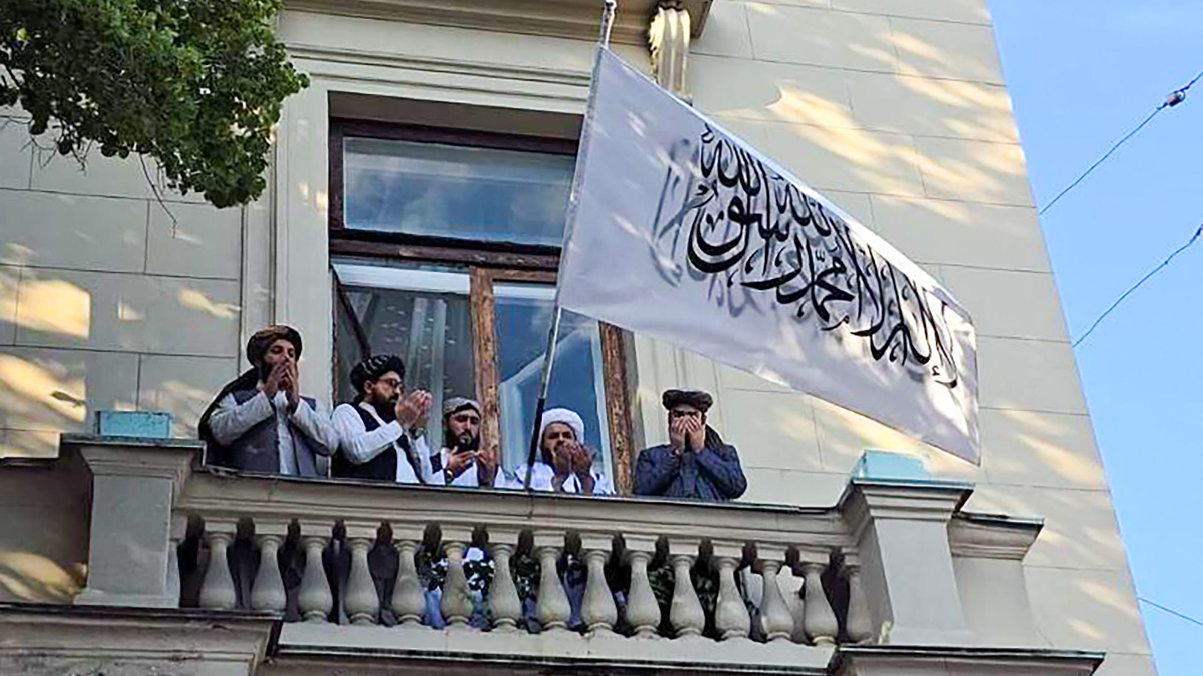 Von den Taliban übernommene Flagge wird vor der afghanischen Botschaft in Moskau hochgehalten.