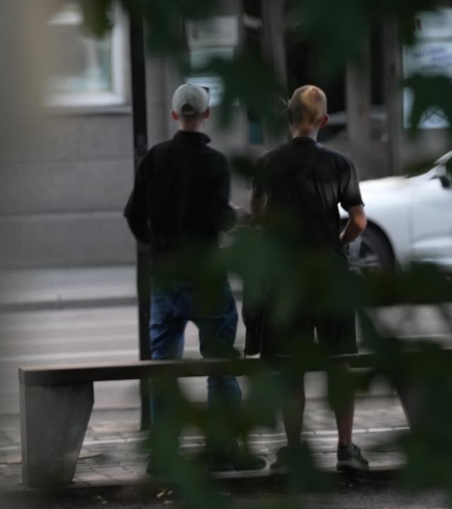 Zwei Männer mit dem Rücken zur Kamera
