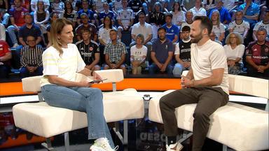 Die ZDF Moderatorin Katrin Müller-Hohenstein im Interview mit ZDF-Fahrradexperte Simon Geschke