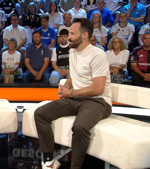 Die ZDF Moderatorin Katrin Müller-Hohenstein im Interview mit ZDF-Fahrradexperte Simon Geschke