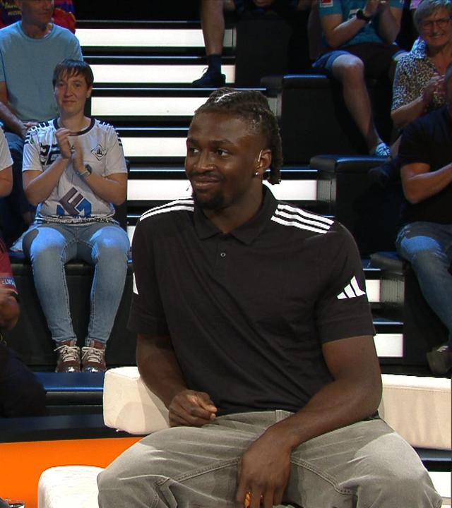 Die ZDF Moderatorin Katrin Müller-Hohenstein im Interview mit den deutschen Basketballprofis Fabian Giessmann und Denzel Agyeman 