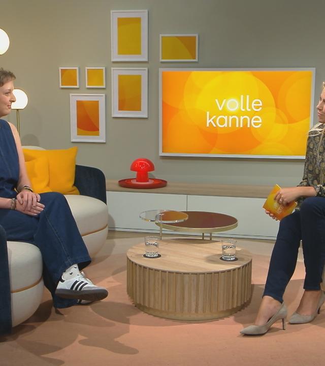 Sarah Reimann und Moderatorin Nadine Krüger sitzen auf der Couch für ein Gespräch. 