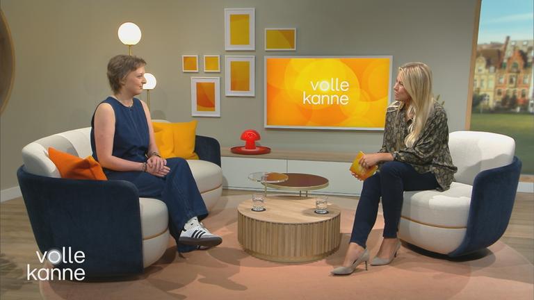 Sarah Reimann und Moderatorin Nadine Krüger sitzen auf der Couch für ein Gespräch. 
